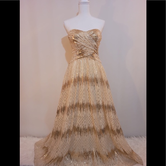 Golden Gown 💛 - Picture 3 of 17